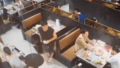 男子独自一人吃火锅,打完酱料回来锅被收了!店家免单发红包补偿