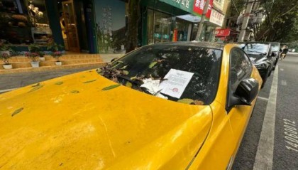 成都街边一辆百万宝马停了两个多月,欠费近2000元!市民:有几分蹊跷!车主:搞忘取车了