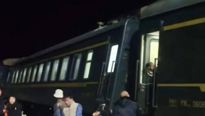 突发！一列车行驶中脱轨，当地应急部门已前往处置