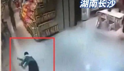 男孩在盒马摔倒无人扶?母亲愤怒砸店!最新回应
