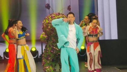 刘德华演唱会实录:表演滑跪失败,甄子丹舒淇任达华台下蹦迪