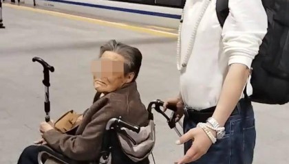 六旬男子推94岁母亲坐轮椅乘动车，自称在深圳北站遇“郑智化式”难题，12306回应