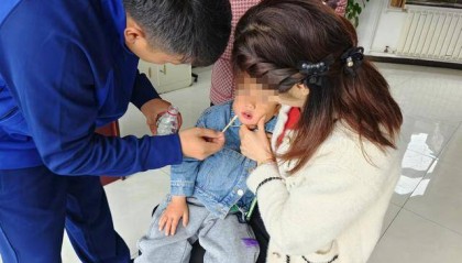 北京五岁男童把鱼钩放进嘴，家长发现抱着孩子直奔消防站
