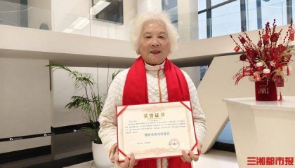 优雅到老,83岁旗袍模特自信微笑征服T台