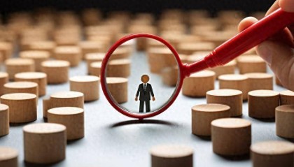 女子在家中阳台修剪花草,小偷竟进门偷走28万元现金