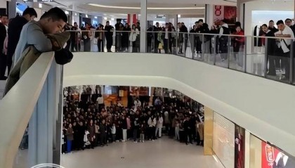 山东济宁一女孩在商场坠亡,其倚靠的扶梯玻璃护栏疑似脱落,警方回应