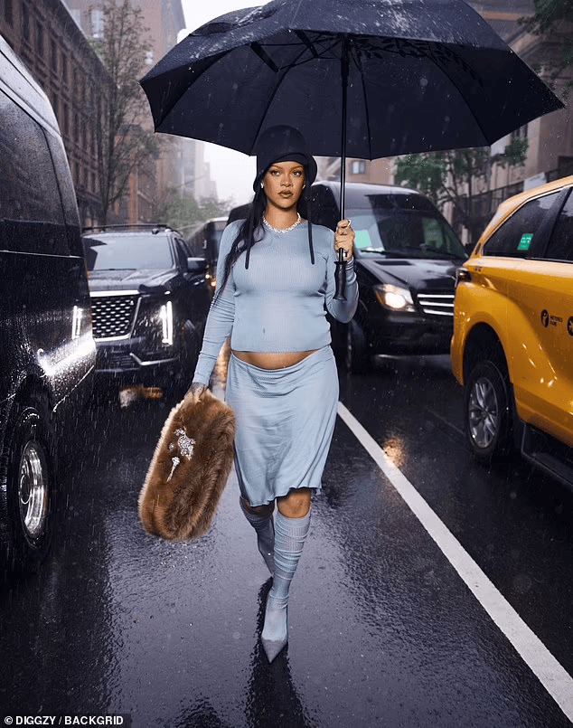 蕾哈娜挺孕肚亮相Met Gala，金·卡戴珊被保安踩到裙子