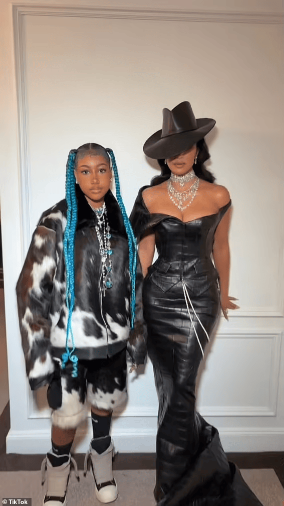 蕾哈娜挺孕肚亮相Met Gala，金·卡戴珊被保安踩到裙子