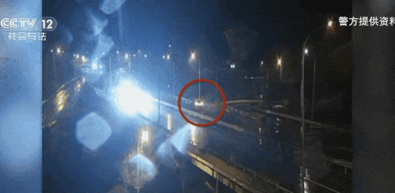 使用“智驾神器”自己坐副驾睡觉 判危险驾驶罪！