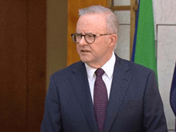 警报拉响！澳大利亚军机无视警告再闯南海，解放军紧急出动，发射干扰弹，事情果然不简单