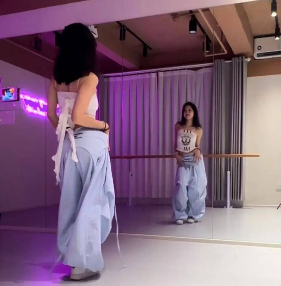 “旋转跳跃,我闭着眼”,下班后选择狂舞的年轻职场人