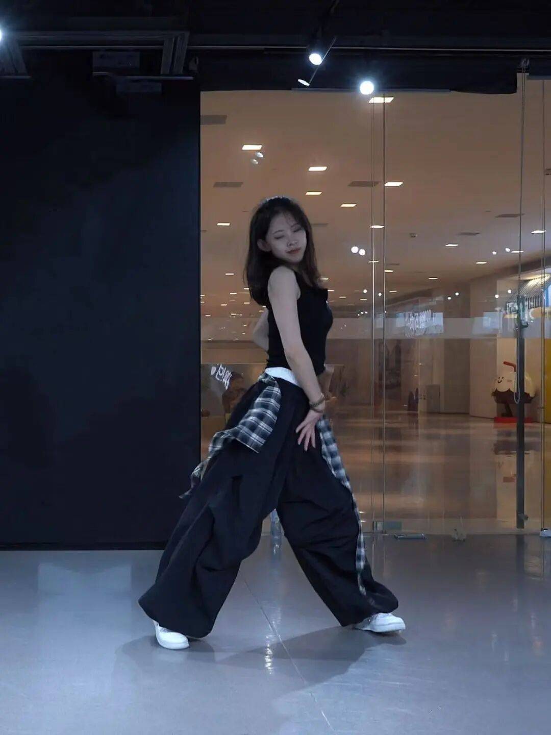 “旋转跳跃,我闭着眼”,下班后选择狂舞的年轻职场人